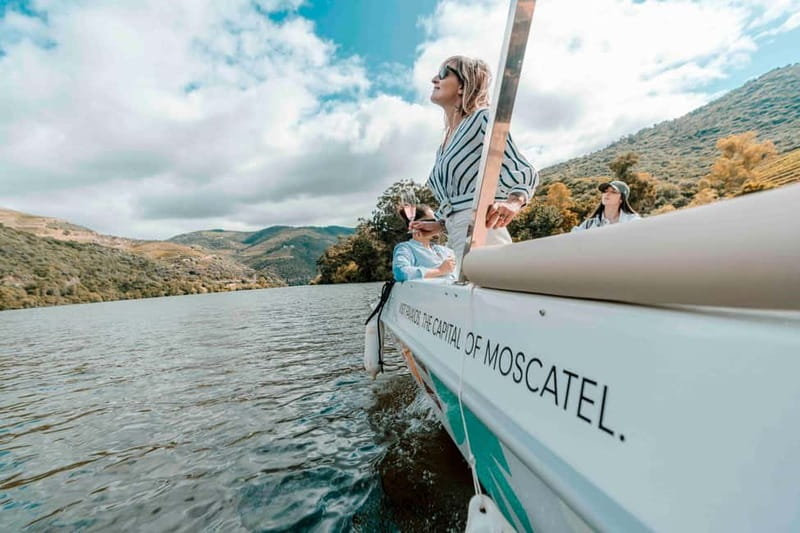 Pinhão: Douro River Solar Boat Tour with Wine Tasting - Cruise to the Romaneira point: the scenery moment you came for