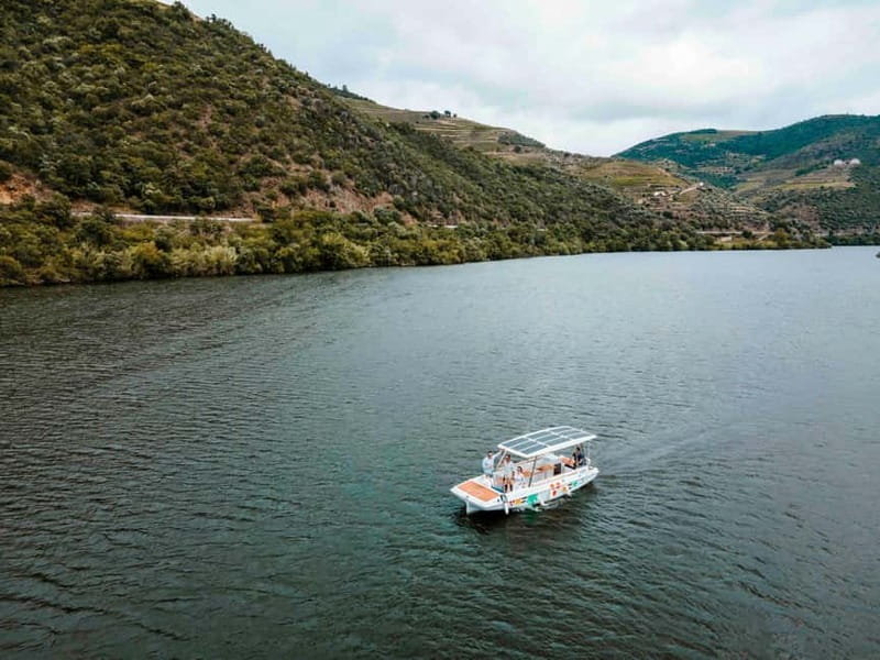 Pinhão: Douro River Solar Boat Tour with Wine Tasting - The guided “valley connection” part that keeps it from feeling random