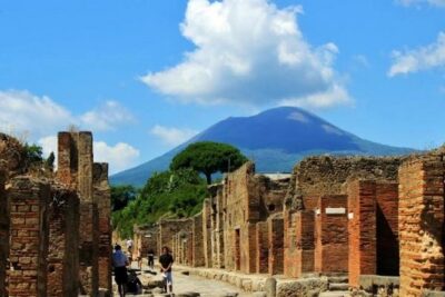 Pompeii, Mt Vesuvius and Wine Tour - Pompeii in two hours: a private guide makes it stick