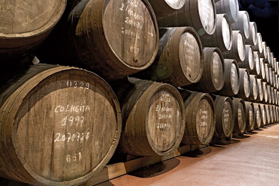 Porto: City Tour, 6 Bridges Cruise and Wine Tasting - Rua Mouzinho da Silveira: the meeting point that keeps your day simple