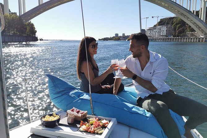 Porto: Cruzeiro privado rio douro até 8 pessoas com wine tasting - Your crew: friendly hosts, real local angles, and practical tips