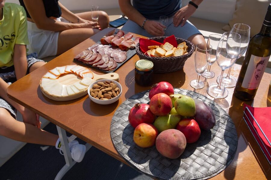 Porto: Douro Valley & Amarante Wine, Food & River Tour - Pinhão cruise with tapas: the most relaxing part of the day