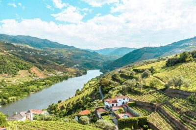 Porto: Douro Valley Tour with Wine Tasting, Cruise and Lunch - Getting started: meeting near Lapa and settling into the coach