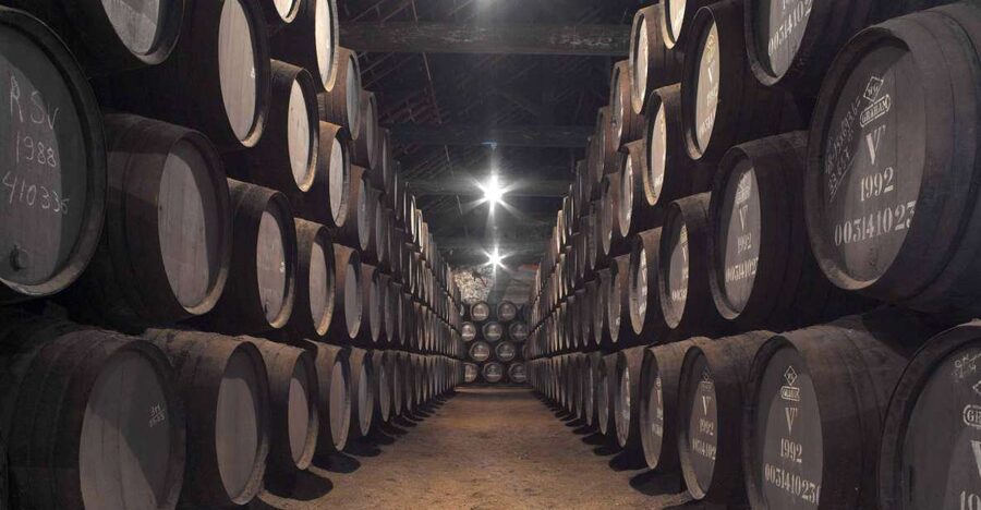Porto: Graham's Port Lodge Tour with Premium Wine Tastings - Graham’s Port Lodge: An 1890 working cellar above Vila Nova de Gaia