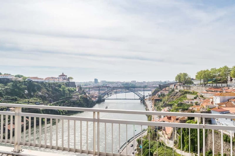 Porto: Magic Train Tour and Port Wine Cellar with Tastings - What the audio guides do well (and when you should expect hiccups)