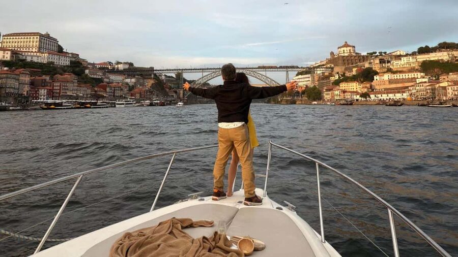 Porto: Private Yacht Tour with Wine, Snacks & 6 Bridges - Ribeira do Porto (UNESCO) from the river: the best camera angle