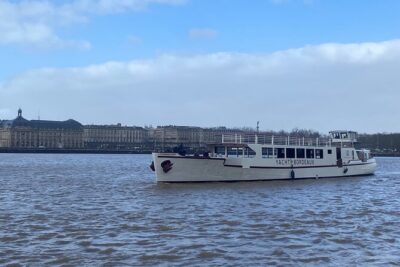 Prestige Commented Cruise glass of wine and Canelé in Bordeaux - What You Get in the First Minutes: Wine and Canelé