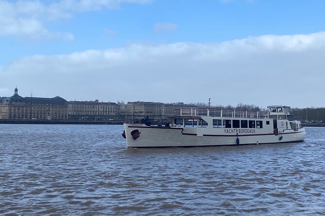 Prestige Commented Cruise glass of wine and Canelé in Bordeaux - What You Get in the First Minutes: Wine and Canelé