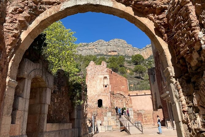 Priorat tour to 3 small wineries and hotel pick-up - Stop 2: Clos Figueras Lunch and the 4-Wine Pairing Choice