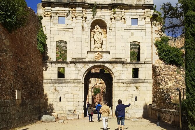 Priorat tour to 3 small wineries and hotel pick-up - The Pace of a 9-Hour Day (and How Not to Waste It)