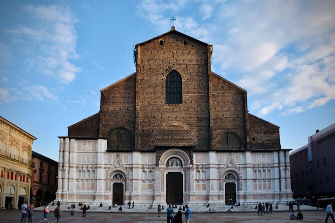 Private Bologna Food & Market Tour with 6 Tastings & Wine - The meeting point and walking rhythm around Via Zamboni