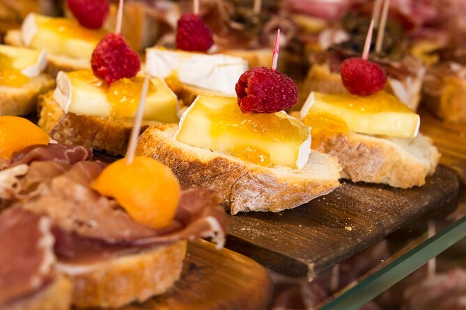 Private Secret Venice Tour; Rialto Market, San Polo & Food and Wine tasting - Cicchetti and wine at an osteria: the right kind of break