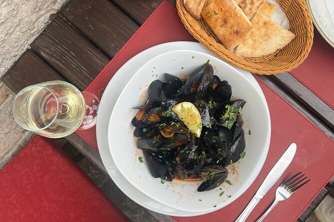 Private Walking tour with Wine and Food - Trg Sv. Tripuna lunch: mussels in buzara sauce and local wine or beer