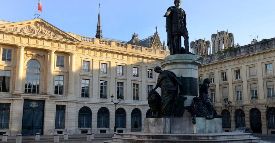 Reims : city-center discovery tour and champagne tasting - A 2-hour Reims walk that hits the big beats