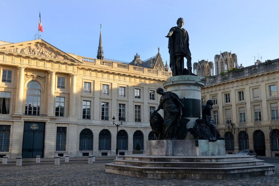 Reims : city-center discovery tour and champagne tasting - The highlight: Champagne tasting at Sacrée Marianne