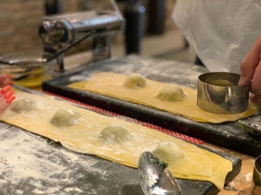 Rome: Authentic Roman Restaurant Dining Experience & Wine - Key things that make this Roman dinner work