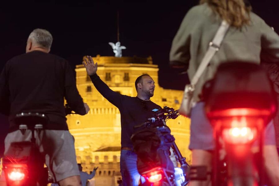 Rome: E-Bike Night Tour with Food and Wine Tasting - The most important pause: salami, cheese, and wine at a classic salumeria