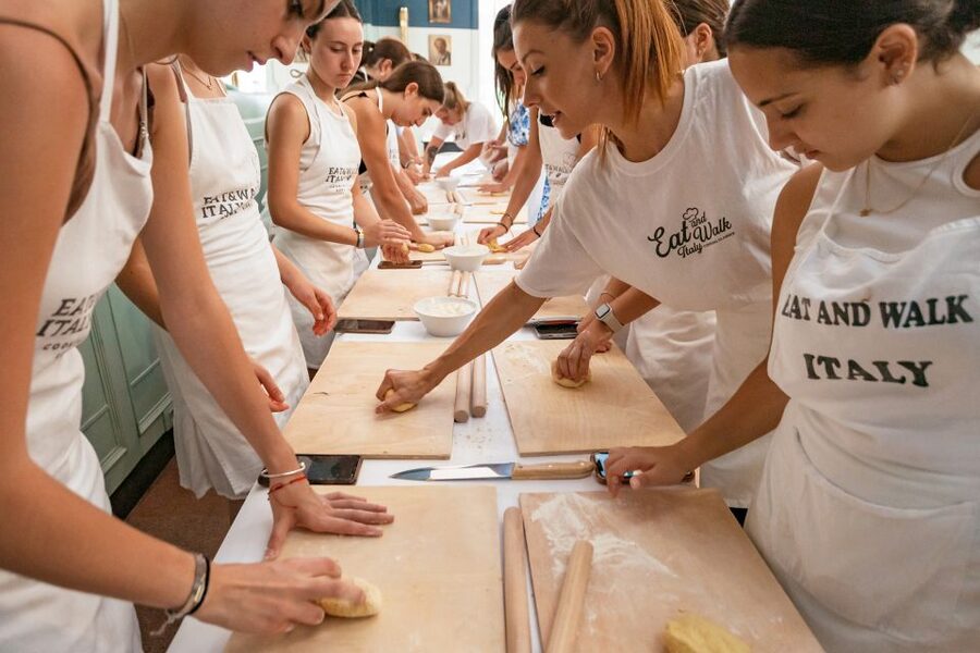 Rome: Fettuccine and Tiramisu Cooking Class with Wine - Wine, limoncello, and coffee: eating together in true Roman style