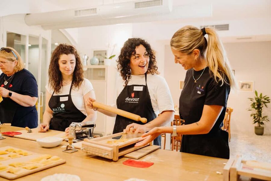 Rome: Traditional Pasta Making Class with Wine & Gelato - Aperitivo Start: Prosecco and a Traditional Welcome