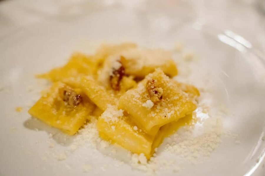 Rome: Trastevere Food, Wine & Spritz Evening Tour - Starting at Piazza di San Cosimato: find the red tote