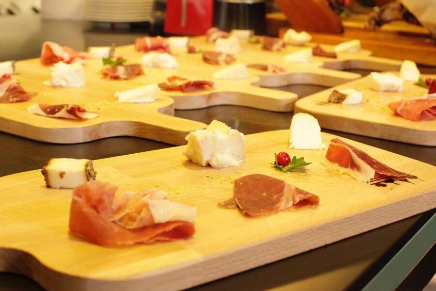 Rome: Trastevere Guided Food and Wine Tour with 20+ Tastings - Beer, street food, and regional snacks: getting the neighborhood taste early