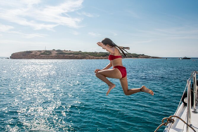 Sail the Athenian Coastline on a Catamaran with Meal & Wine - Why the Athens Riviera by catamaran beats a crowded boat day