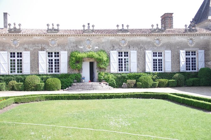 Saint Emilion Day Trip with Sightseeing Tour & Wine Tastings from Bordeaux - Chateau tasting #1 in Saint-Émilion: soil, climate, and why the wine tastes different