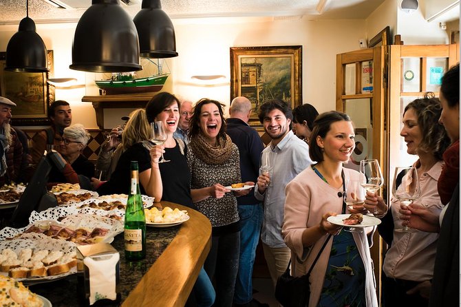 San Sebastian Evening Pintxo Tour with Wine - Entering Parte Vieja at 6:30 pm: when pintxos feel most alive