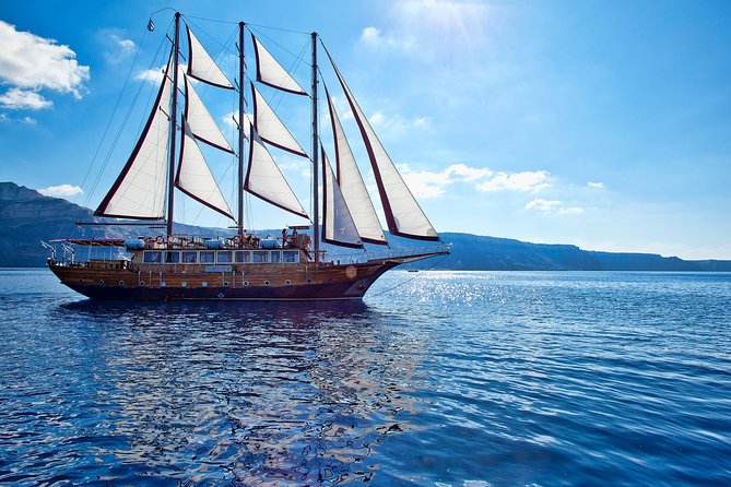 Santorini Caldera Sunset Sailing Cruise with Dinner and Wine - Pickup and the first hour: small mistakes can snowball