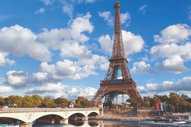 Seine River Guided Cruise Champagne Option by Vedettes de Paris - Île de la Cité and Notre-Dame: the center of the story
