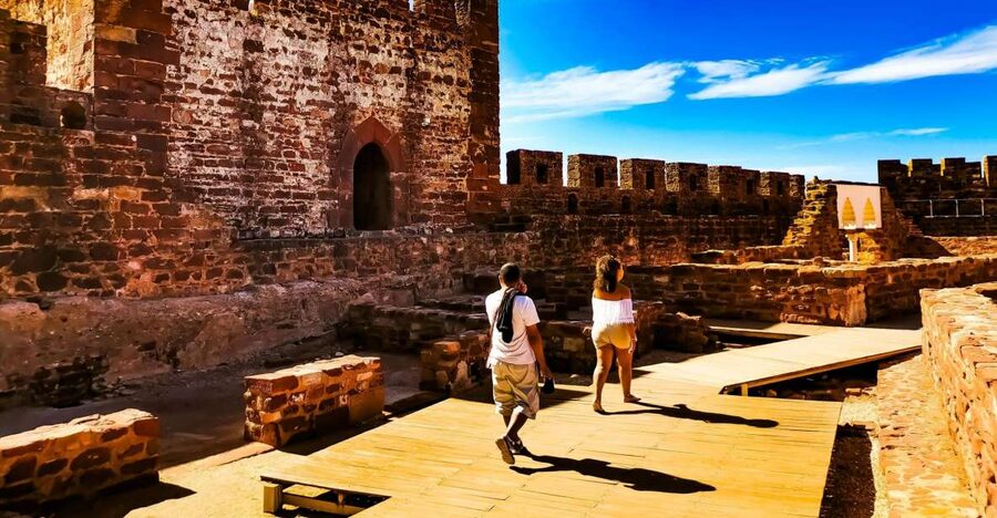 Silves, Caldas and Monchique Wine Tasting: Full Day Tour - Monchique free time in the main square: snack, shop, and reset
