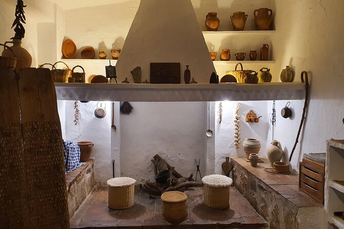 Toledo small group, Winery, Windmiils, Lunch included. - Lunch at El Alfar de Consuegra: comfort food in an old pottery home