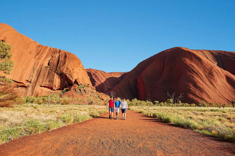 Uluru: Sacred Sites & Sunset Tour with Wine & Cheeseboard - A 5-hour Uluru evening: how the pacing really works