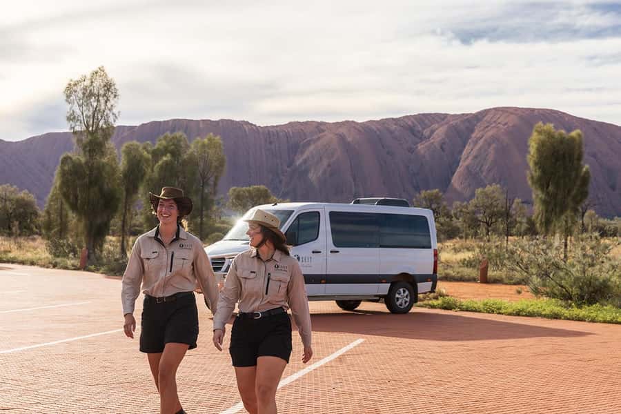 Uluru: Small Group Sunset Tour with Sparkling Wine - Sparkling wine and snacks: a simple add-on done right