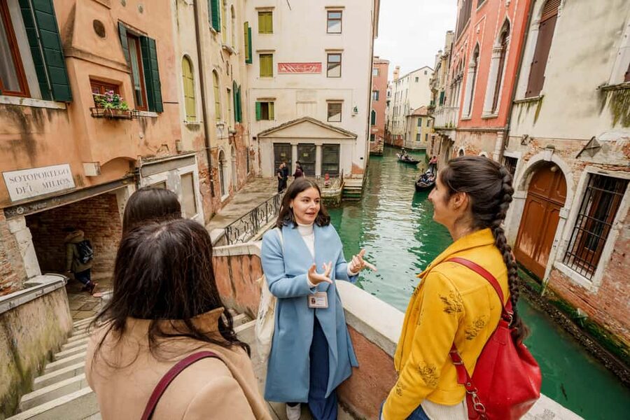 Venice: Cicchetti, Spritz, and Wine Tour in Ghetto Ebraico - How the first bar stop sets the tone for cicchetti (and why pacing feels right)