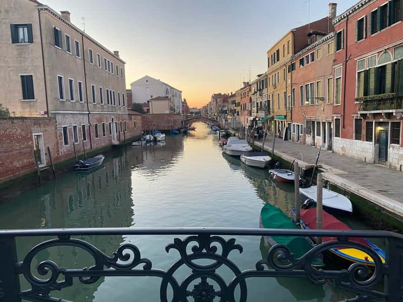 Venice: Cicchetti, Spritz, and Wine Tour in Ghetto Ebraico - The second bar stop: spritz, wine, and the Venetian aperitivo rhythm