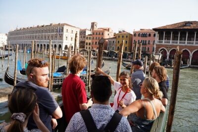 Venice Like a Local: Food, Wine & Spritz Tour with Traghetto Ride - The traghetto: the Grand Canal crossing that feels properly Venetian