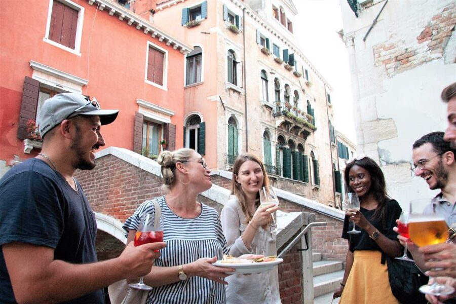 Venice: Local Secrets of Venice Tapas & Wine Walking Tour - Practical tips so you enjoy every stop