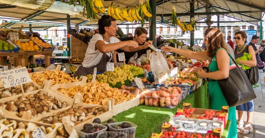 Venice: Rialto Market Food and Wine Lunchtime Tour - Pacing, group size, and what you should do before you go