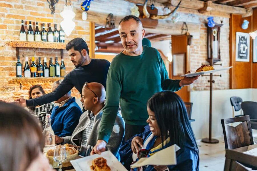 Venice: Rialto Market Food and Wine Lunchtime Tour - Who should book this Rialto food and wine tour