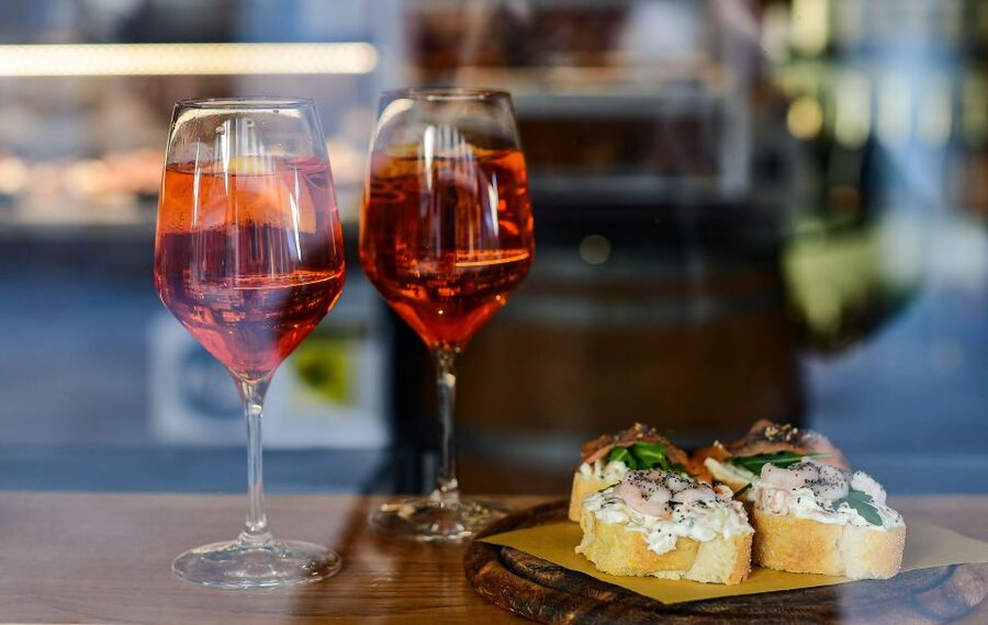 Venice: The Ultimate Food Tour with Wine & Spritz - Who you might meet: guide styles that come through