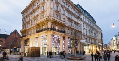 Vienna: Swarovski House Tour with Champagne & Gift - The 1-Hour Flow: Welcome, Guided Rooms, Champagne at Moët & Chandon