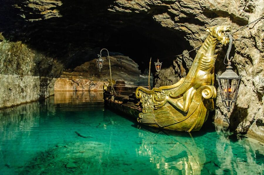 Vienna: Vienna Woods Tour with Underground Lake and Wine - Seegrotte Hinterbrühl: The Underground Lake Boat Ride (+9°C)