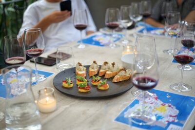 Wine Tasting Experience with a Professional Sommelier in Valencia City Center - Pairing with Spanish tapas and petit fours: what you eat