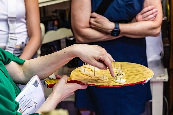 Winner 2025 Florence Sunset Food & Wine Tour by Eating Europe - Gelateria La Sorbettiera: how to spot real artisan gelato