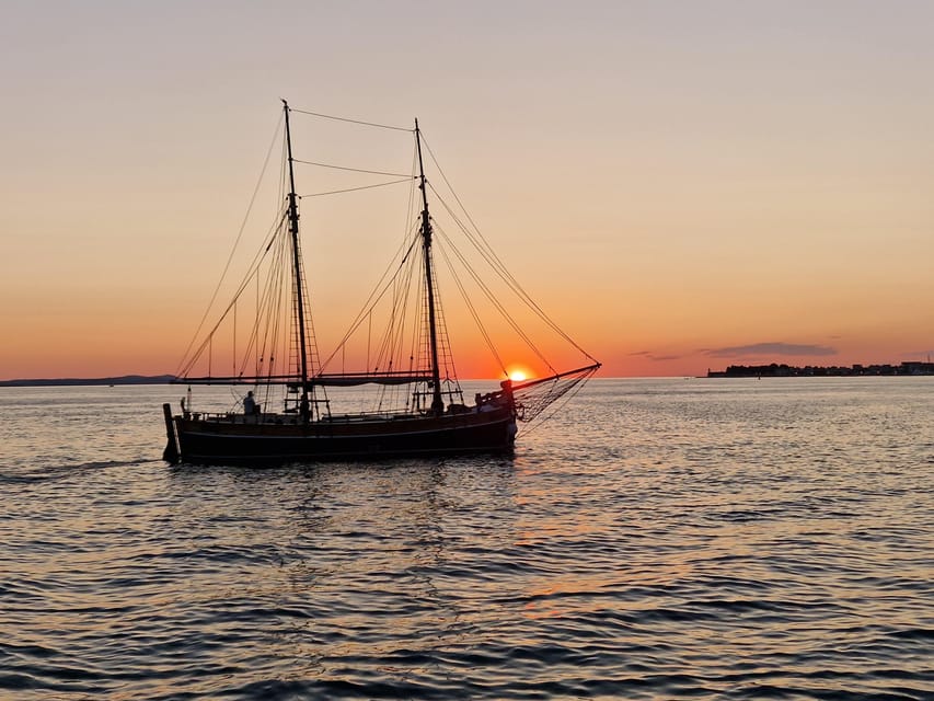 Zadar: Sunset Cruise on Traditional Boat with Wine - Getting the best photos: how to position yourself